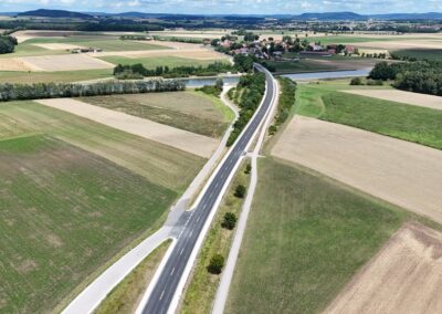Luftaufnahme einer geraden Straße durch Ackerland bei Freystadt, Allersberg.